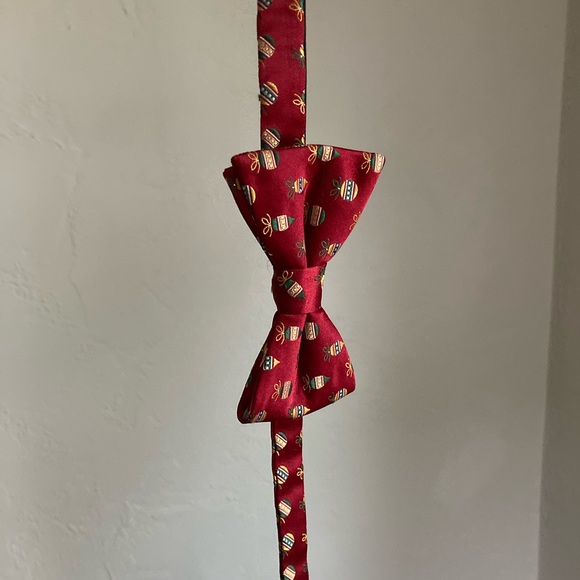 Holiday ornament patterned bow tie - Picture 1 of 3